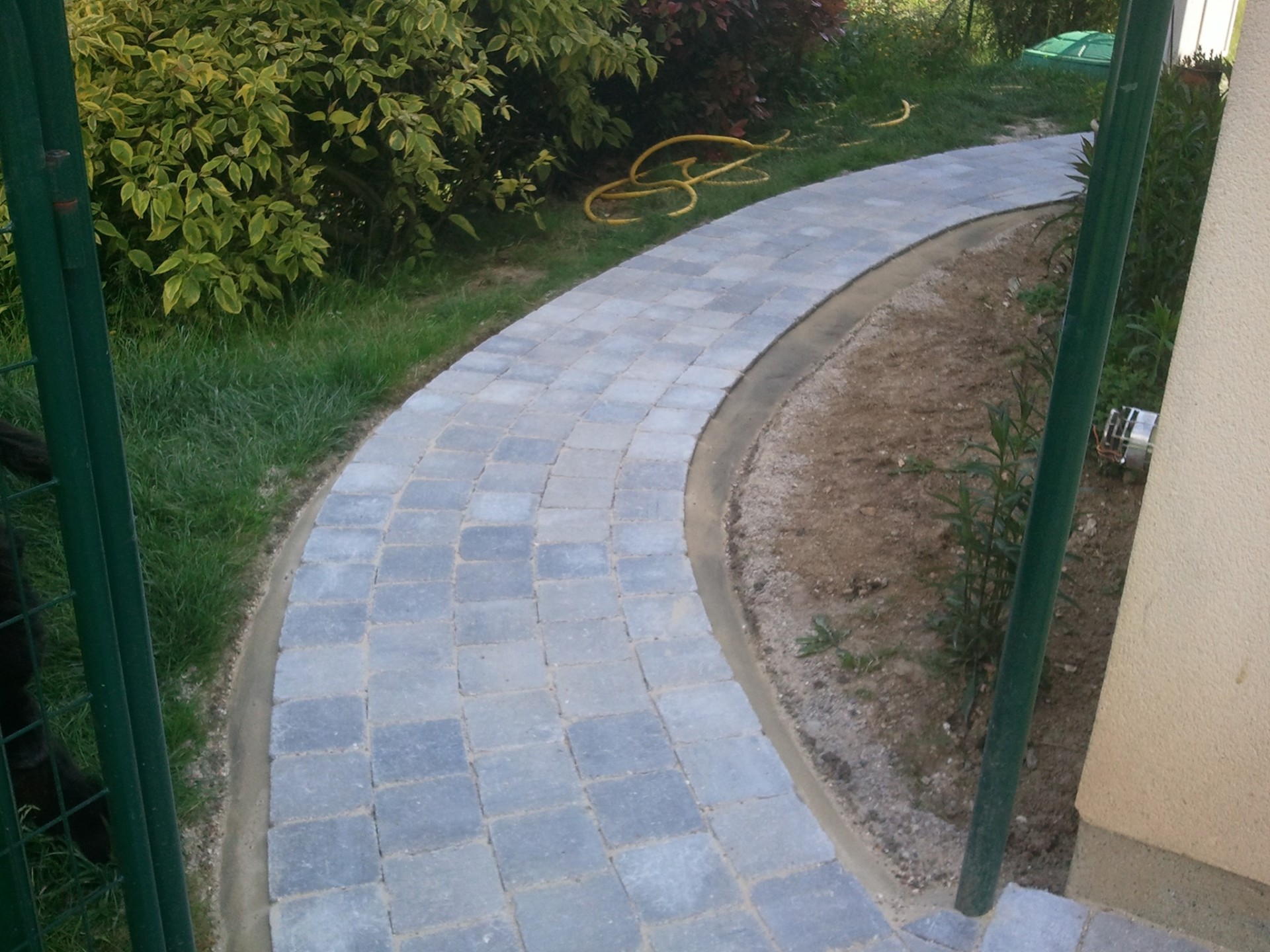 Allée pavée incurvée
